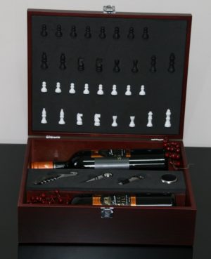 Ξύλινη σκακιέρα με τέσσερα αξεσουάρ κρασιού και χώρο για δύο φιάλες 750ml