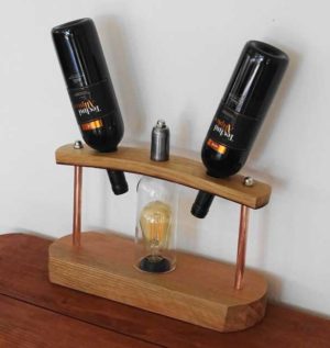 Διακοσμητικό φωτιστικό επιτραπέζιο από ξύλο και μέταλλο με βάση για κρασί δύο θέσεων 308