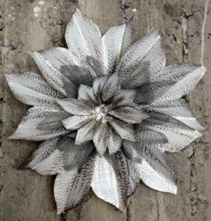 Διακοσμητικό επιτοίχιο μεταλλικό λουλούδι λευκό ασημί 34 cm hand made venus