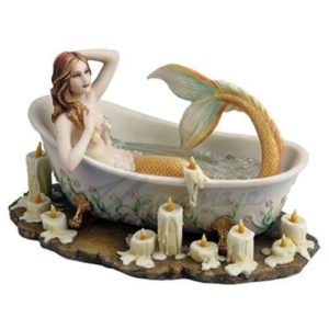 Veronese Resin Collectible Mermaid Figurine Bathtime by Selina Fenech - Γοργόνα που κάνει αφρόλουτρο (Height: 12.5 cm - Width: 21.5 cm - Depth: 13 cm - Material: Cold Cast Resin - hand painted)