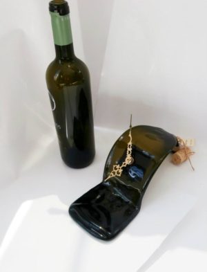 Ρολόι από λιωμένο μπουκάλι κρασιού