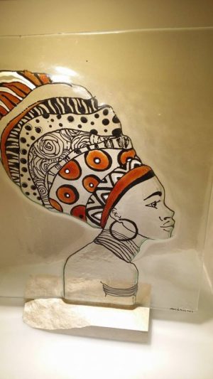 Τρισδιάστατος πίνακας με απεικόνιση μία γυναίκα αφρικάνικης καταγωγής σε μαρμάρινη βάση.