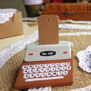 5 PCS Creative Coffee Vintage Wooden Typewriter Photo Card Desk Messege Memo Holder Stand Card Holder(Coffee) (OEM)