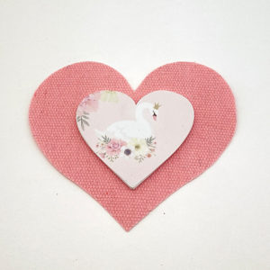 Ροζ Κύκνος σε Λινές Ροζ Καρδιές ( 10,5 cm ) | Υ144Α34, rin-y144a34