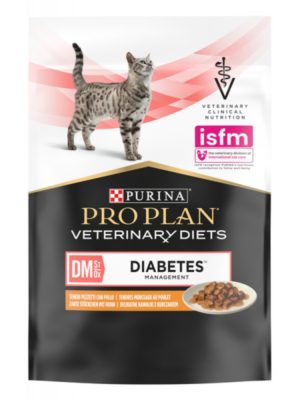 Κλινική Υγρή Τροφή Purina Dm St/Ox Diabetes Management Σχεδιασμένη για τη ρύθμιση των επιπέδων Γλυκόζης στο αίμα σε ενήλικες γάτες που πάσχουν από σακχαρώδη διαβήτη σε φακελάκι με Κομματάκια Κοτόπουλου και Σάλτσα 85gr