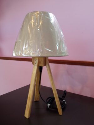 Ξύλινο τρίποδο επιτραπέζιο φωτιστικό σε φυσικό χρώμα.
