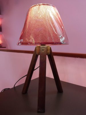 Ξύλινο Επιτραπέζιο Φωτιστικό Τρίποδο με Κόκκινο Αμπαζούρ