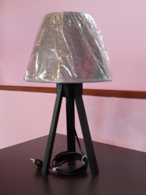Ξύλινο τρίποδο επιτραπέζιο φωτιστικό σε μαύρο χρώμα με γκρι αμπαζούρ.