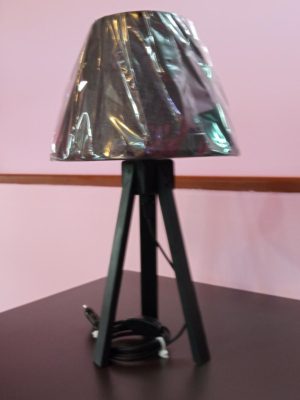 Ξύλινο τρίποδο επιτραπέζιο φωτιστικό σε μαύρο χρώμα με μαύρο αμπαζούρ.