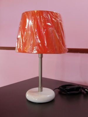 Μεταλλικό επιτραπέζιο φωτιστικό σε λευκό - ασημί χρώμα και πορτοκαλί καπέλο.