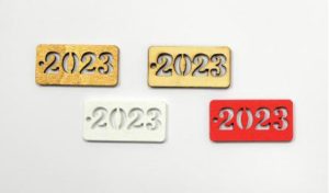 2023 Ξύλινο ταμπελάκι 4x2cm συσκευασ.10 τεμ.1,30 ευρω