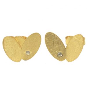 Σκουλαρίκια σε σατινέ χρυσό Κ14 χειροποίητα με σχέδιο φύλλα και ζιρκόνια σε λευκό χρώμα EB261