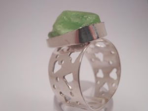 Ασημενιο χειροποιητο δακτυλιδι με ορυκτο emerald calsite.